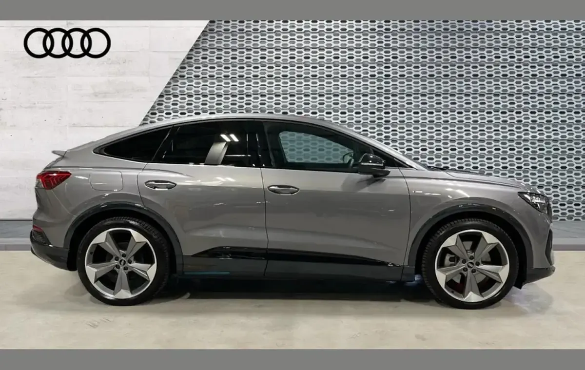 Begagnad Audi Q4 Sportback e-tron Black Edition 206 kW (281 HK) 2025 Grå SUV