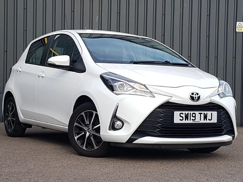 Used Toyota Yaris 111 HP (81 kW) 2019 White Hatchback
