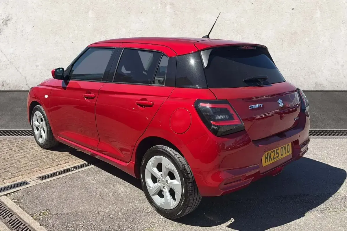 Begagnad Suzuki Swift 82 HK (60 kW) 2025 Röd Halvkombi