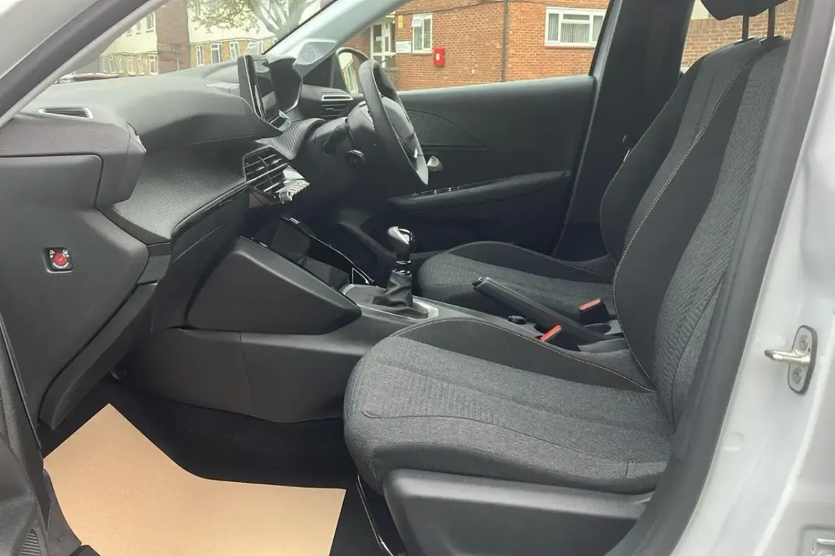 New Peugeot 208 Style 100 HP (73 kW) 2025 White Hatchback