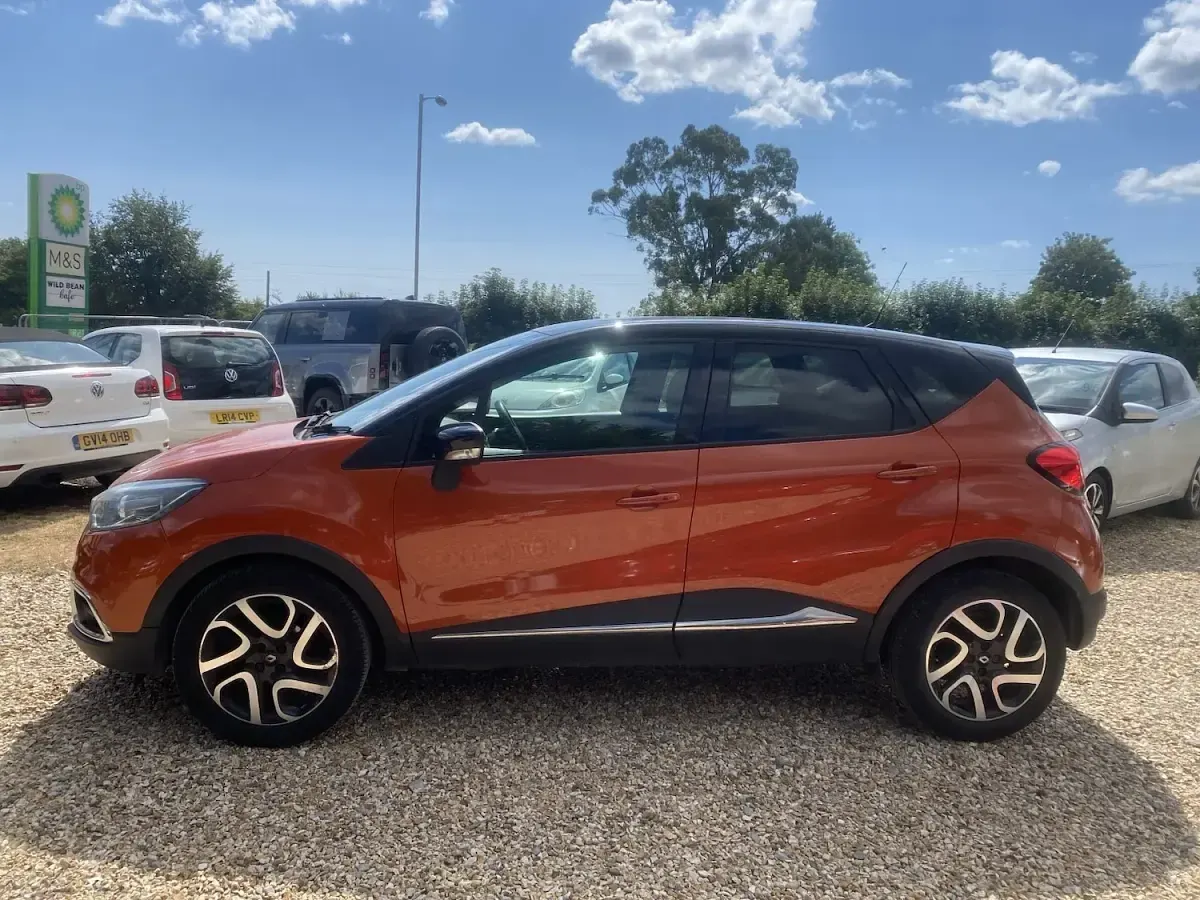 Used Renault Captur Dynamique 90 HP (66 kW) 2015 Orange SUV