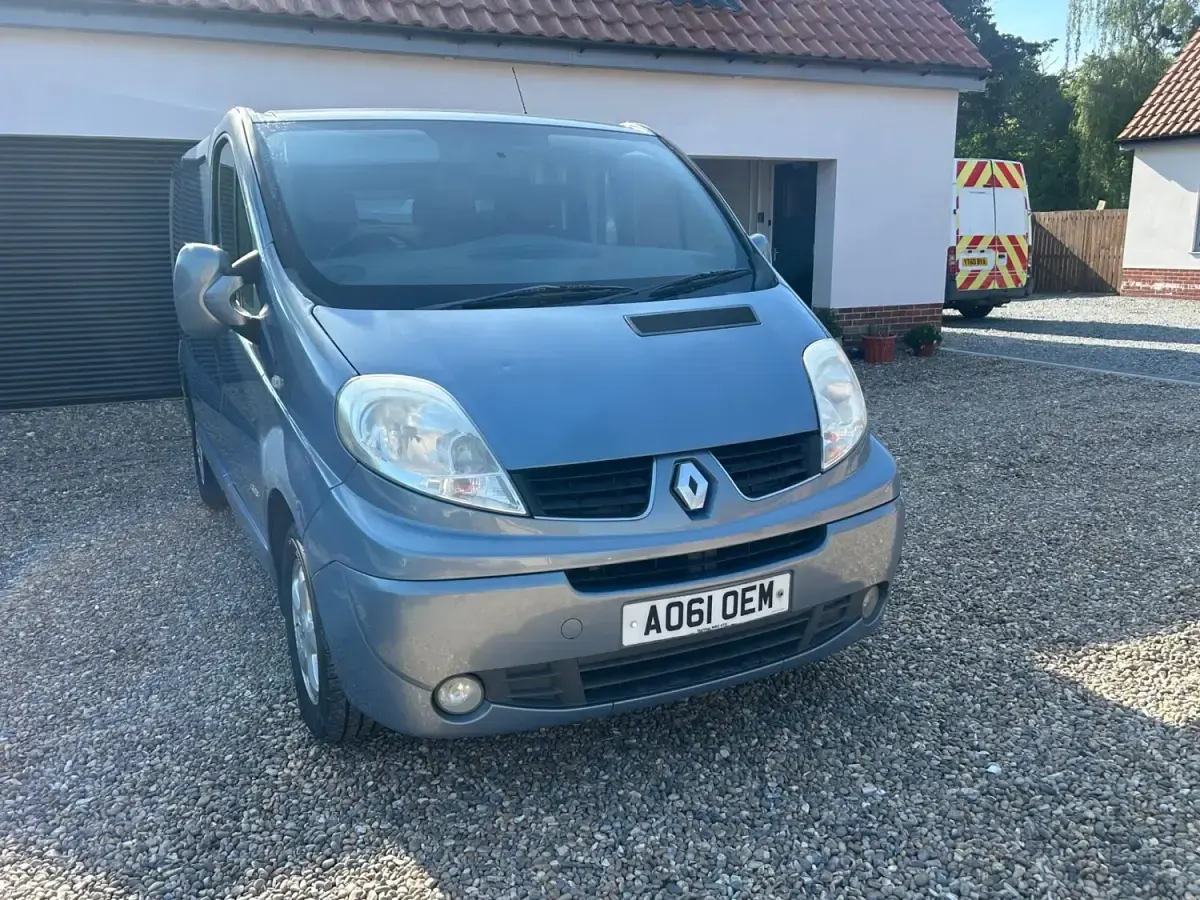 Usado Renault Trafic 115 HP (84 kW) 2011 Azul Monovolume