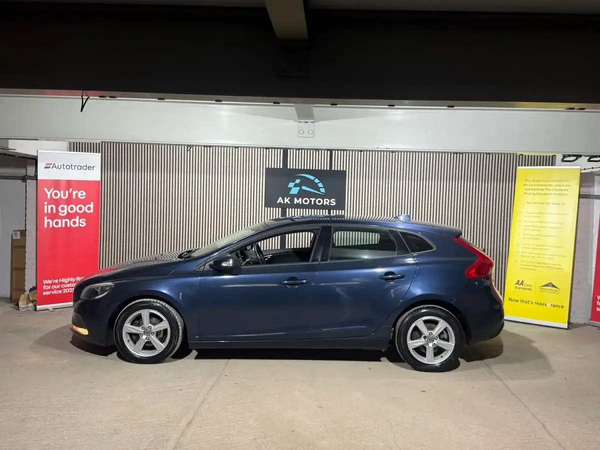Used Volvo V40 115 HP (84 kW) 2013 Blue Hatchback