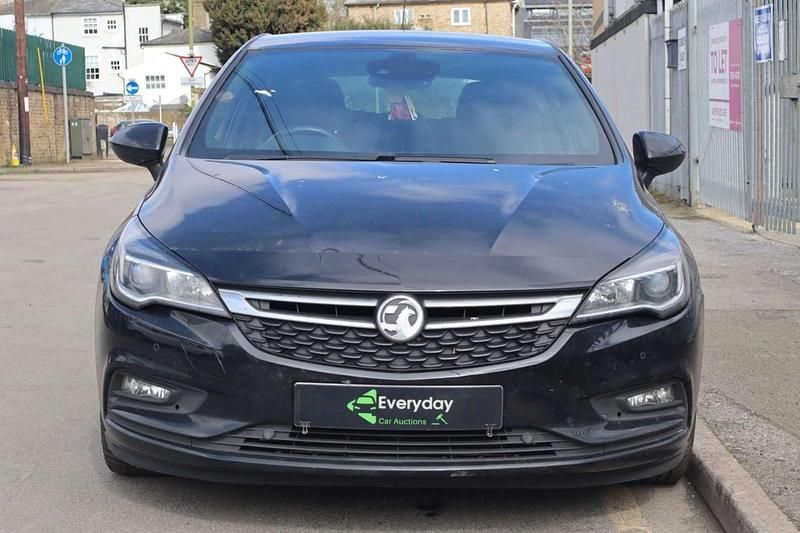 Used Vauxhall Astra SRi 110 HP (80 kW) 2017 Black Hatchback