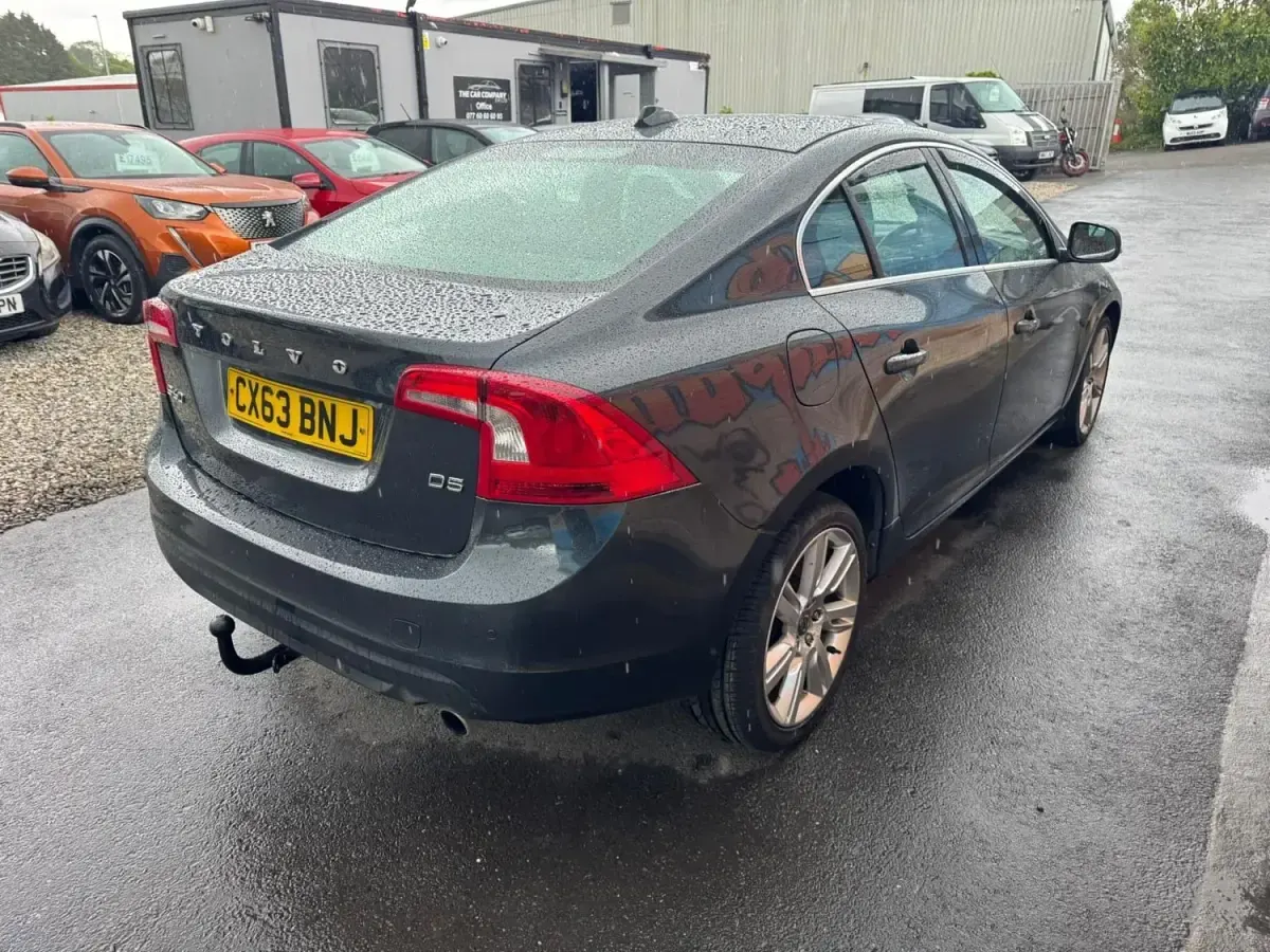 Usado Volvo S60 SE Lux 215 CV (158 kW) 2013 Gris Berlina