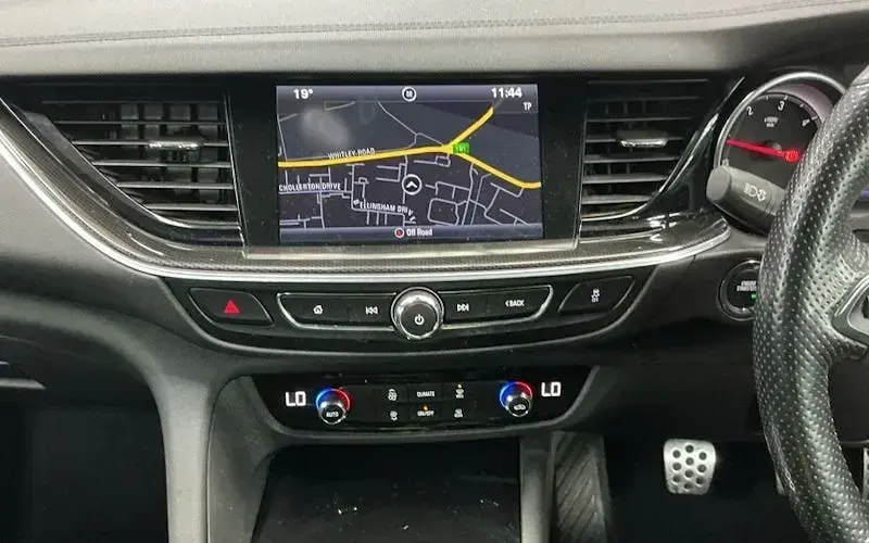 Used Vauxhall Insignia SRi 170 HP (125 kW) 2017 Red Hatchback