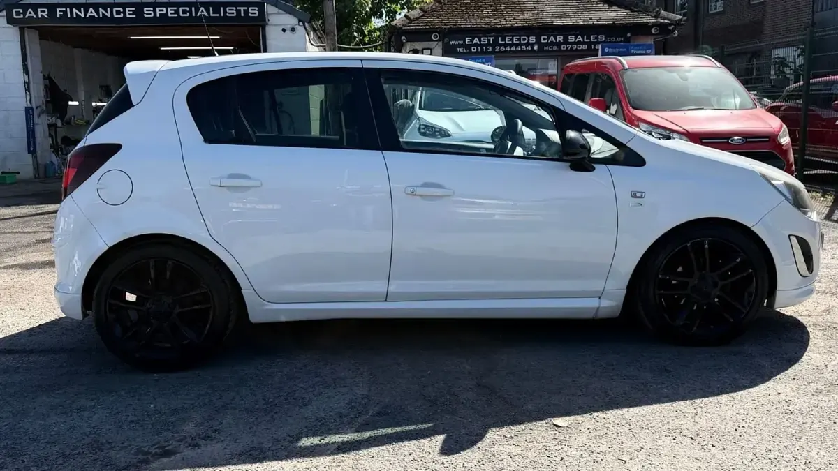 Usado Vauxhall Corsa Edition 85 HP (62 kW) 2013 Branco Citadino