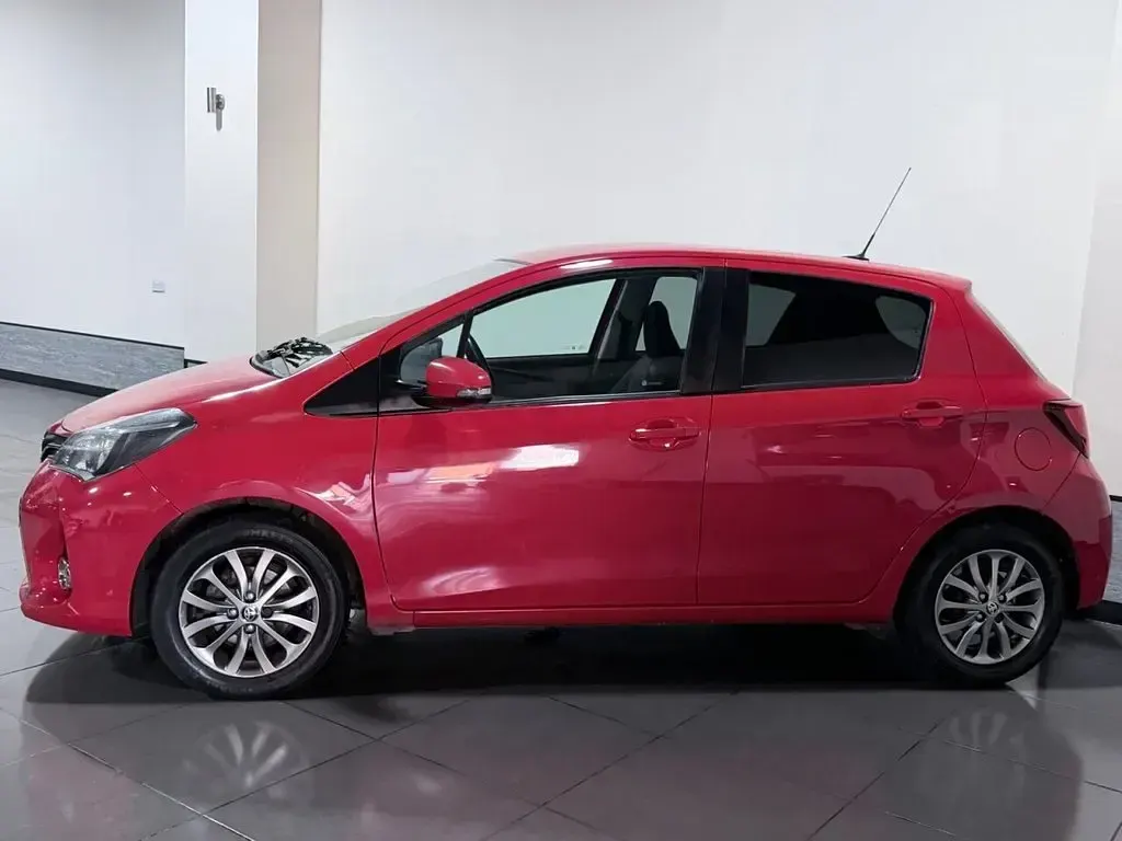 Used Toyota Yaris 99 HP (72 kW) 2016 Red Hatchback