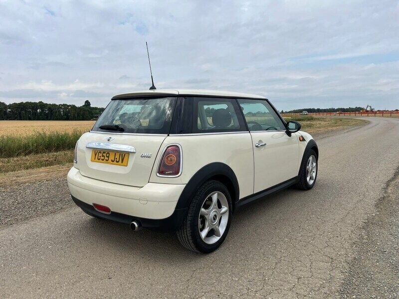 White Used 2009 Mini ONE Hatch Hatchback | £1,950 (Fair price) - Image 1/4