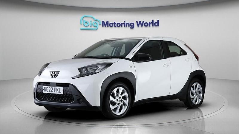 Used Toyota Aygo X PURE 72 HP (52 kW) 2022 White SUV