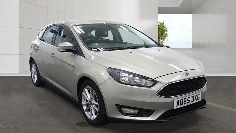 Used Ford Focus Zetec 125 HP (91 kW) 2015 Silver Hatchback