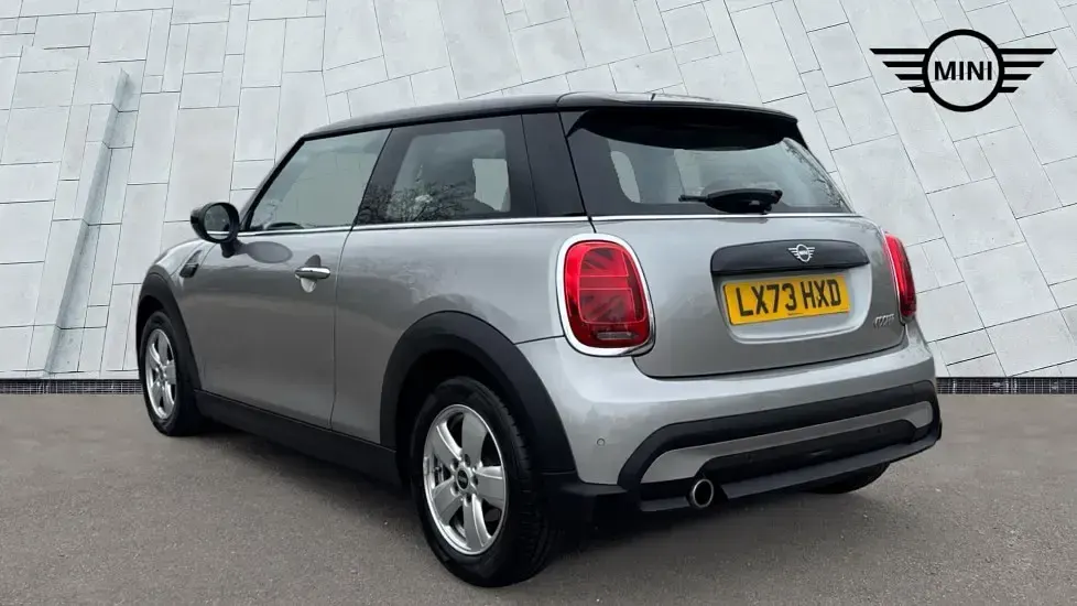 Usado Mini Cooper Classic 134 HP (98 kW) 2023 Prateado Citadino