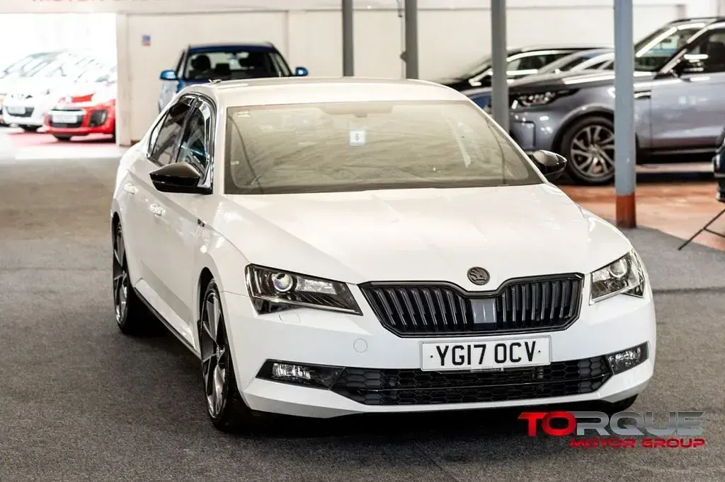 Used Skoda Superb SportLine 190 HP (139 kW) 2017 White Hatchback
