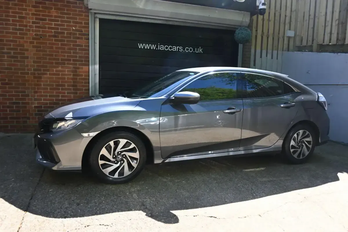 Używany Honda Civic SE 129 KM (94 kW) 2018 Szary Hatchback