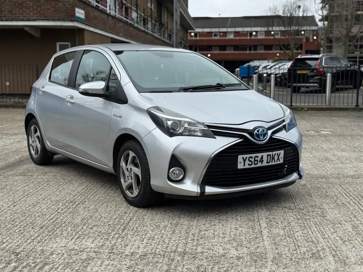 Used Toyota Yaris 101 HP (74 kW) 2014 Silver Hatchback