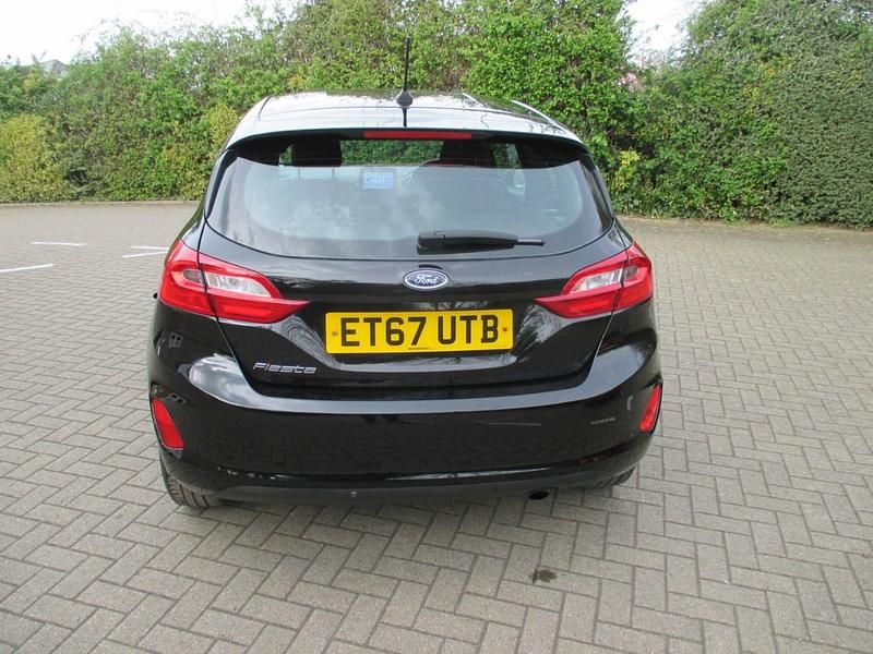 Used Ford Fiesta Zetec 70 HP (51 kW) 2018 Black Hatchback