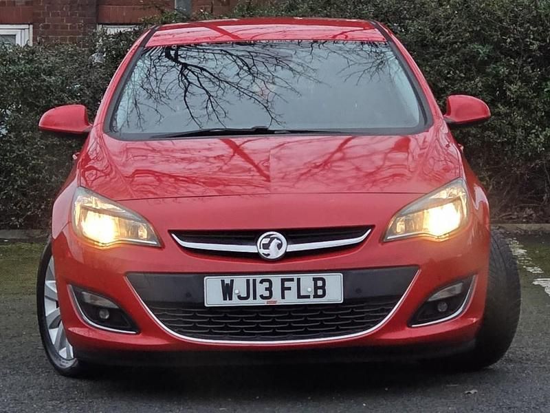 Second-hand Vauxhall Astra Elite 165 CP (121 kW) 2013 Roșu Hatchback