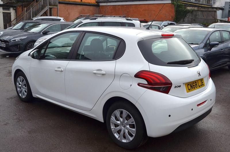 Used Peugeot 208 Access 100 HP (73 kW) 2018 White Hatchback