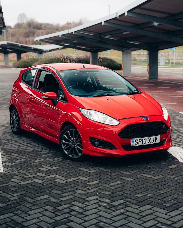 Used Ford Fiesta Zetec 125 HP (91 kW) 2013 Red Hatchback