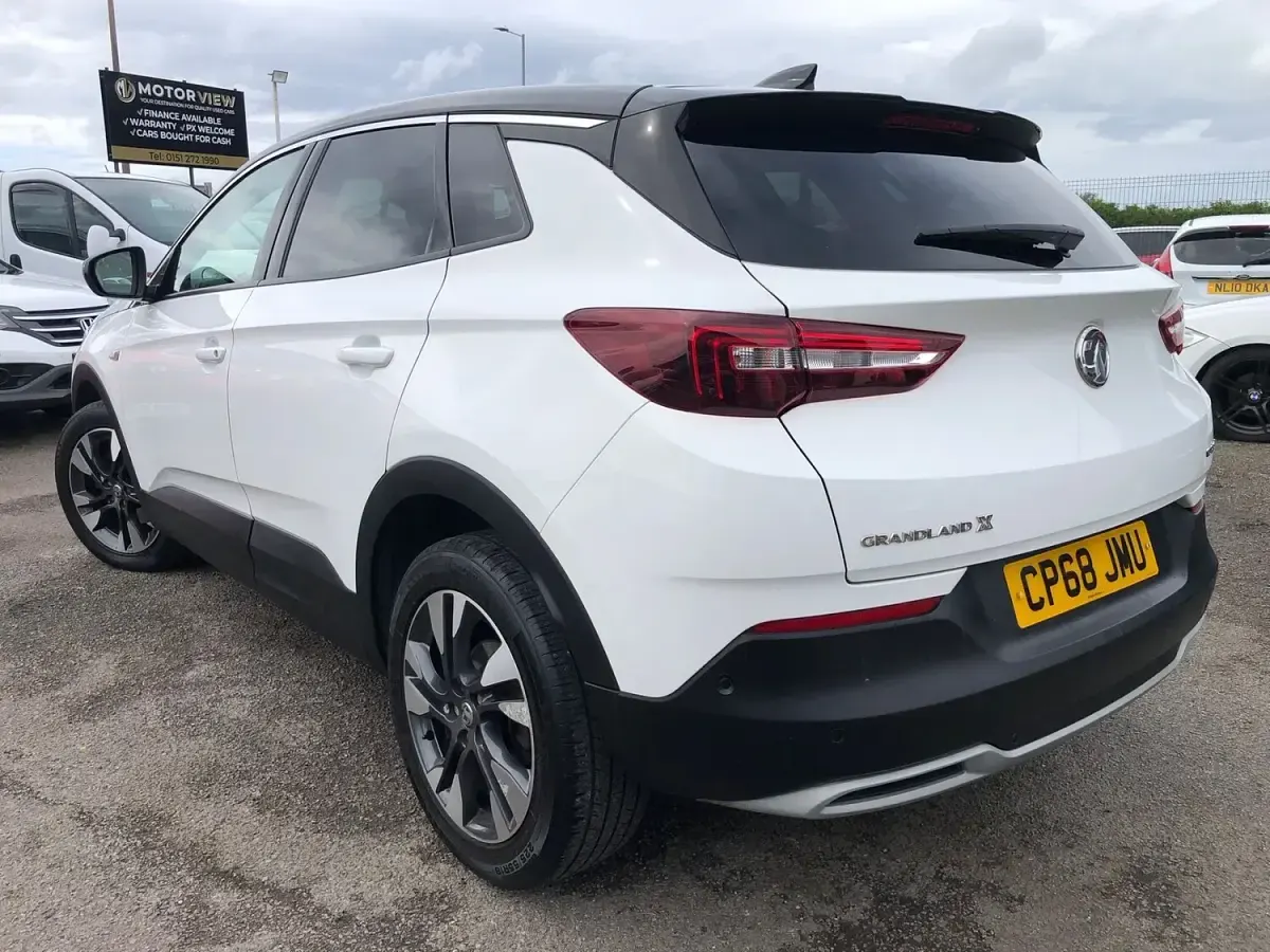 Used Vauxhall Grandland X Sport 130 HP (95 kW) 2019 White SUV