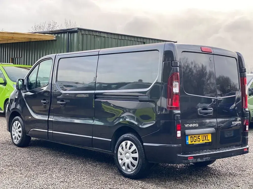 Second-hand Vauxhall Vivaro Sportive 120 CP (88 kW) 2015 Negru Monovolum