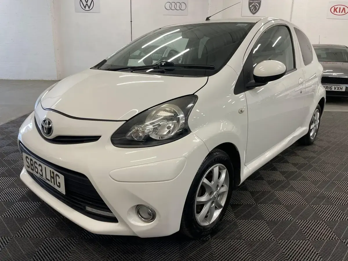 Used Toyota Aygo 68 HP (50 kW) 2013 White Hatchback