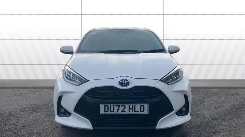 Used Toyota Yaris Hybrid Design 116 HP (85 kW) 2022 White Hatchback