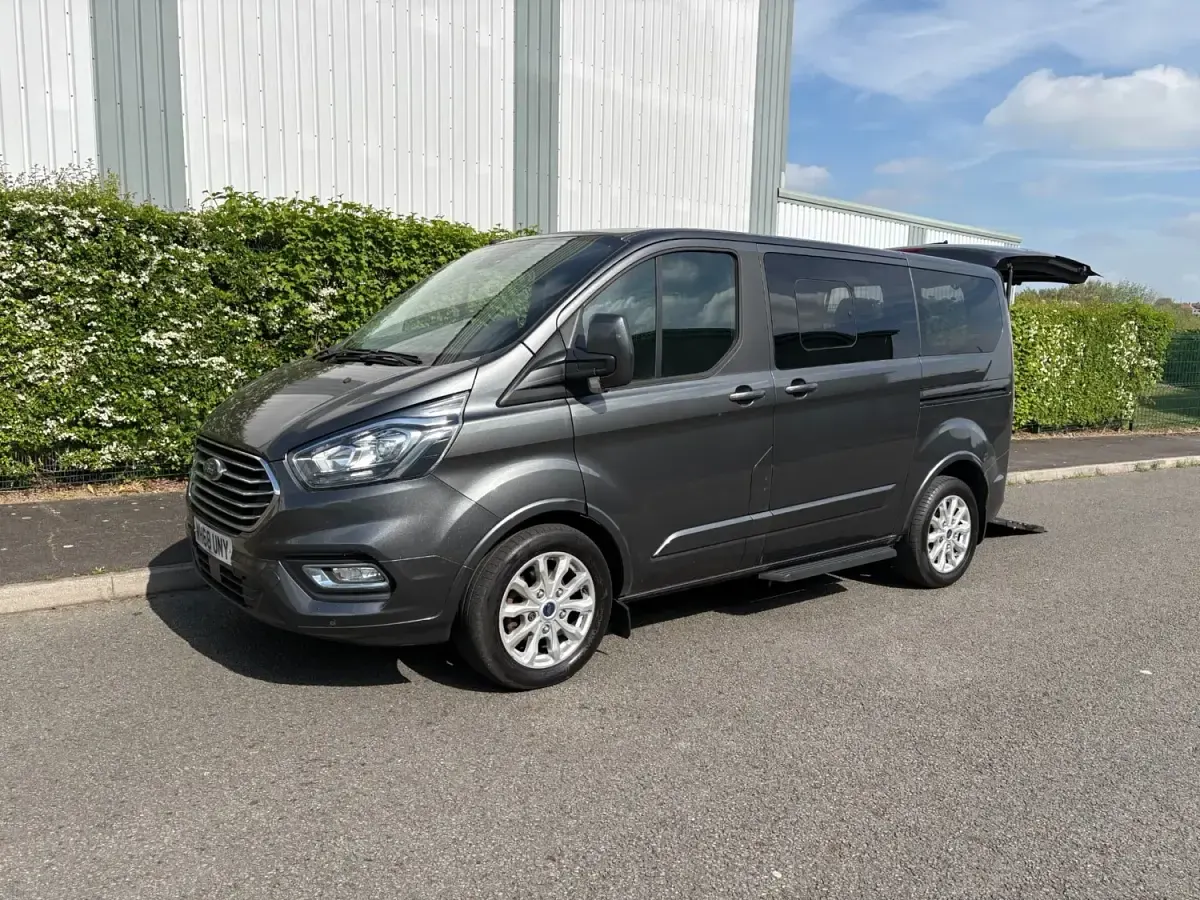 Usado Ford Tourneo Titanium 130 HP (95 kW) 2019 Cinzento Monovolume