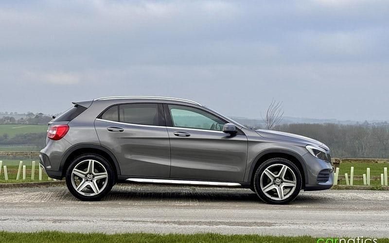 Usado Mercedes GLA200 AMG line 136 HP (100 kW) 2018 Cinzento SUV