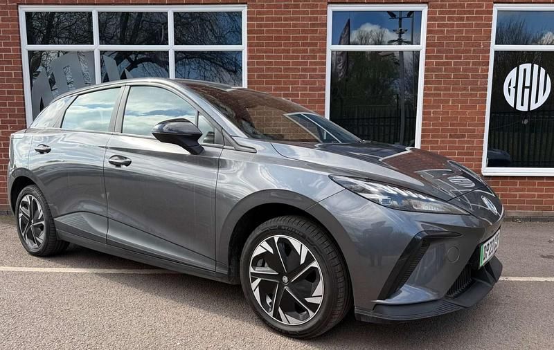 Begagnad MG MG4 EV SE 319 kW (435 HK) 2023 Grå Halvkombi