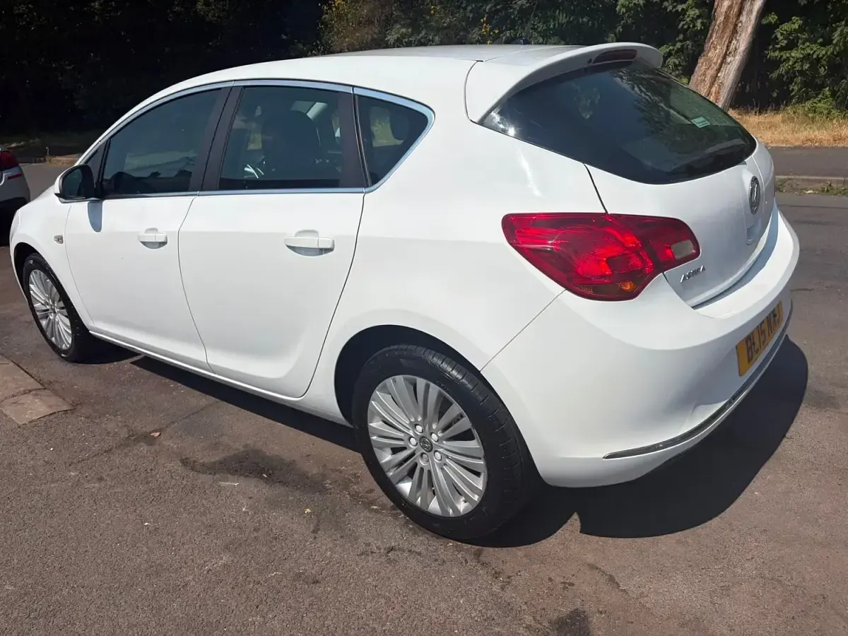 Used Vauxhall Astra Excite 2015 White Hatchback