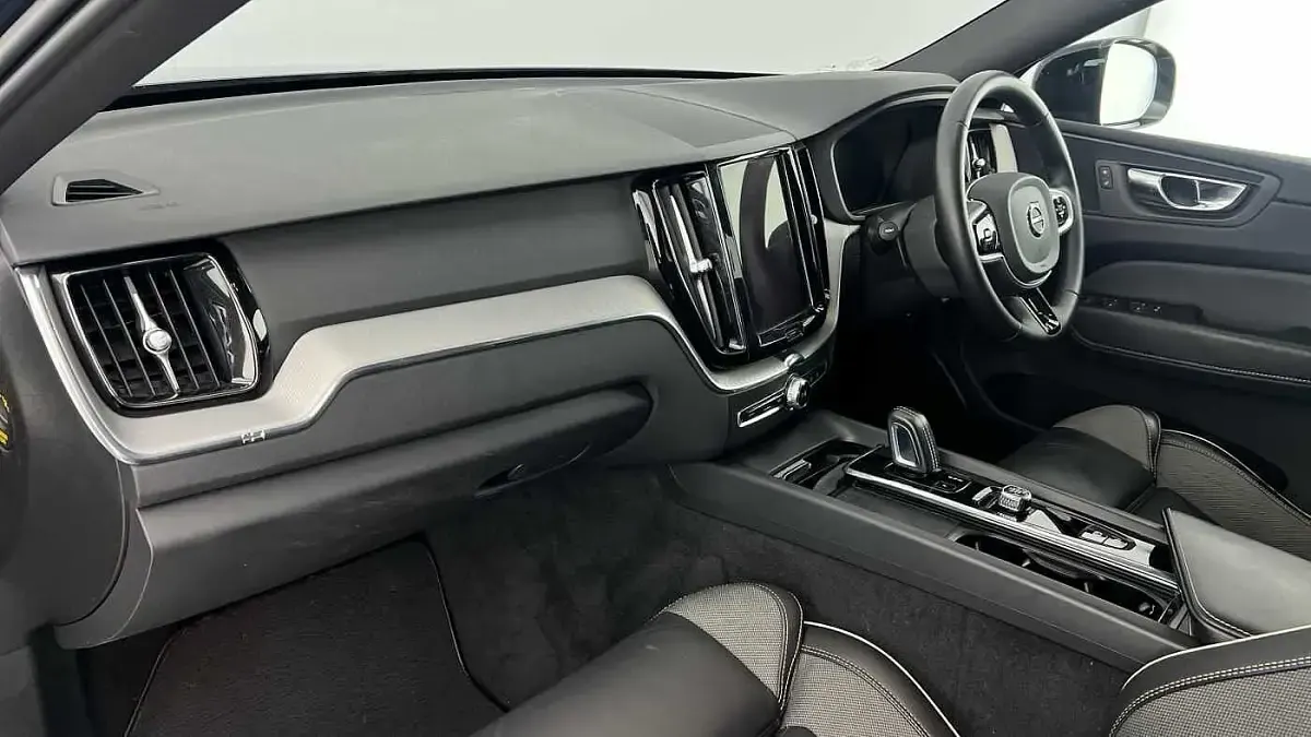 Used Volvo XC60 R-Design 194 HP (142 kW) 2022 Blue SUV