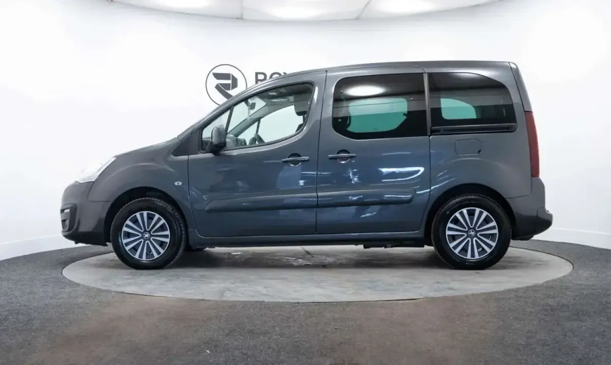 Begagnad Peugeot TePee Active 100 HK (73 kW) 2018 Grå Minibuss
