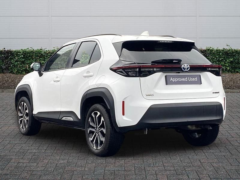 Used Toyota Yaris Hybrid Design 2023 White Hatchback