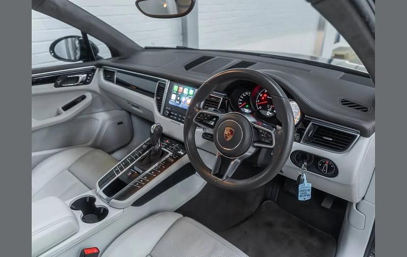 Used Porsche Macan Turbo 400 HP (294 kW) 2017 Black SUV