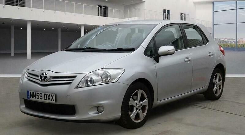 Silver Used 2010 Toyota Auris | £3,910 (Fair price) - Image 1/4