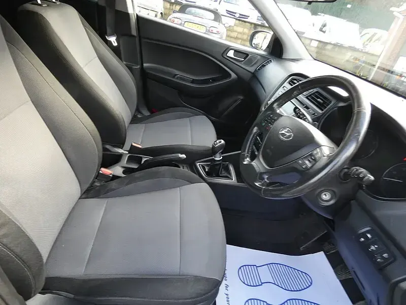 Used Hyundai i20 SE 90 HP (66 kW) 2018 White Hatchback