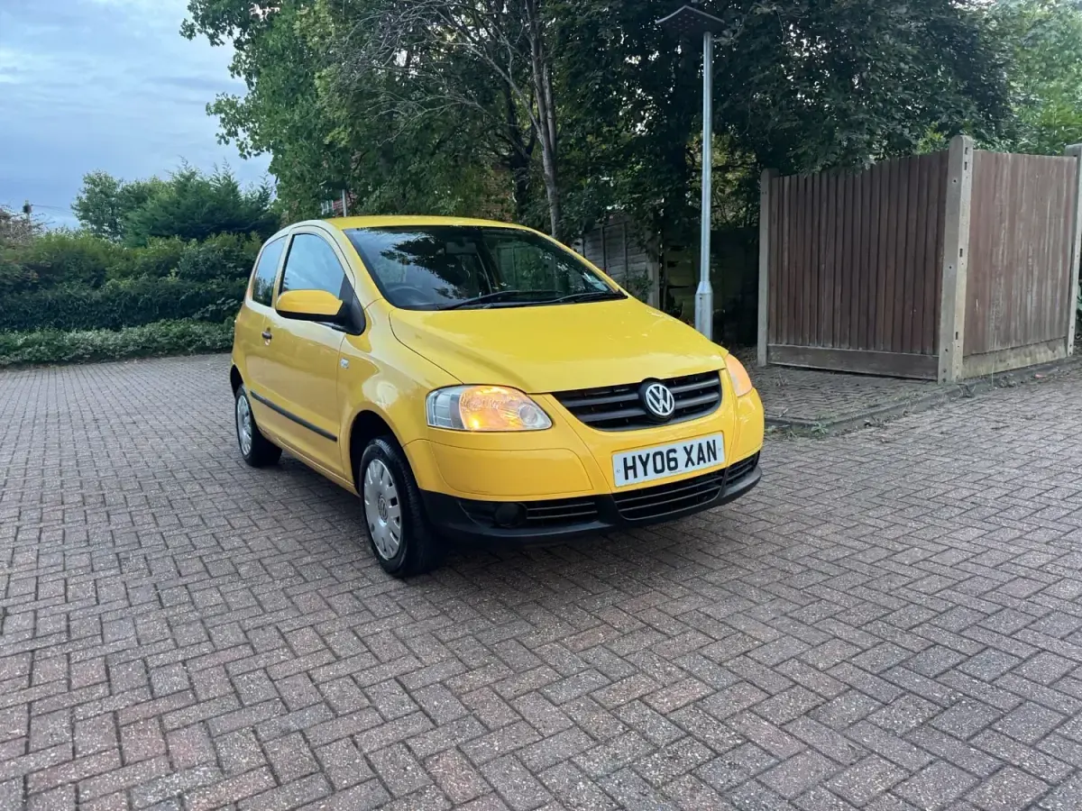 Begagnad VW Fox 55 HK (40 kW) 2006 Gul Halvkombi