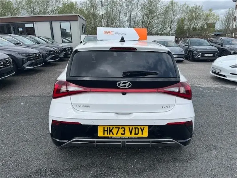 Used Hyundai i20 Premium 100 HP (73 kW) 2023 White Hatchback