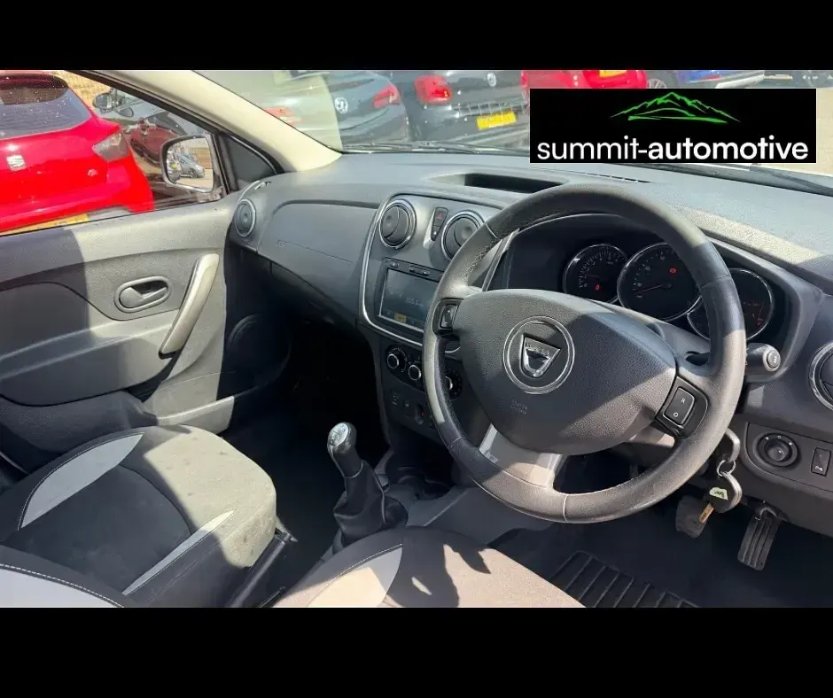Used Dacia Sandero Lauréate 90 HP (66 kW) 2014 White Hatchback