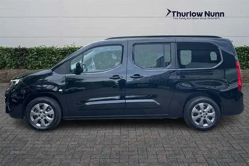 Usado Vauxhall Combo Ultimate 100 kW (136 CV) 2025 Negro Monovolumen