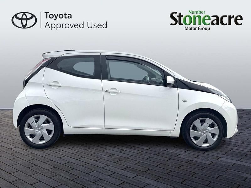 Used Toyota Aygo X-play 68 HP (50 kW) 2015 White Hatchback