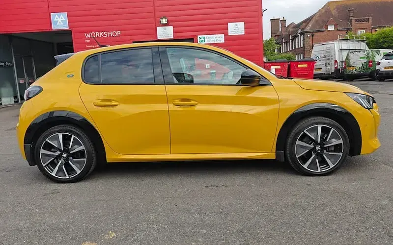 Used Peugeot e-208 Premium 100 kW (136 HP) 2022 Yellow Hatchback