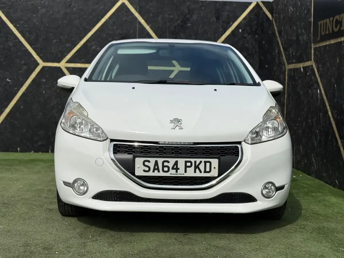 Used Peugeot 208 Active 82 HP (60 kW) 2014 White Hatchback