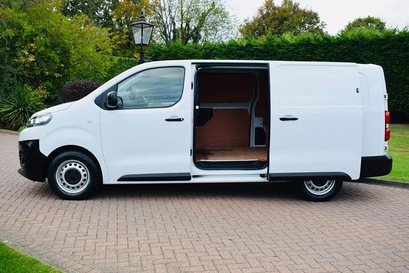 Used Citroën Dispatch 142 HP (104 kW) 2022 White MPV