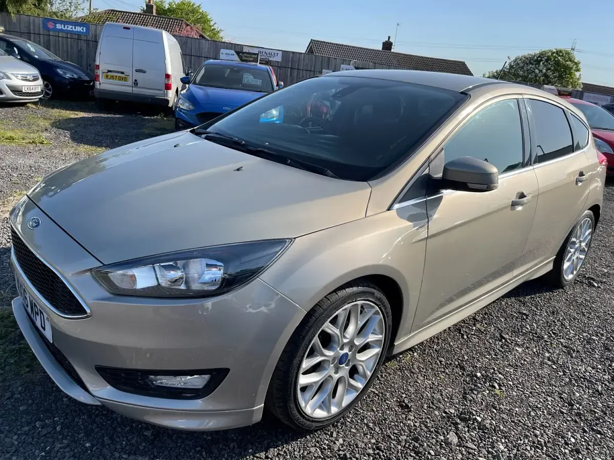 Usado Ford Focus Zetec 2016 Dorado Utilitario