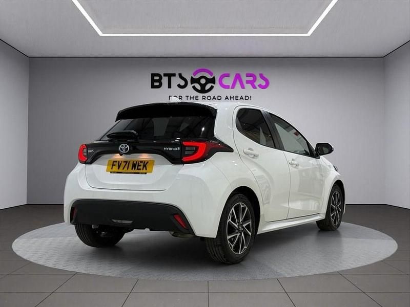 Used Toyota Yaris Hybrid Design 116 HP (85 kW) 2022 White Hatchback