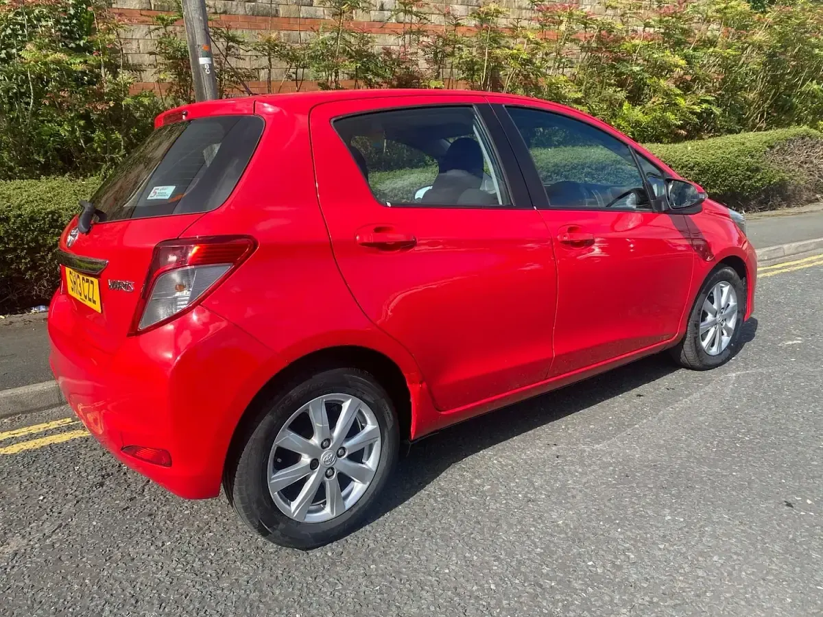 Used Toyota Yaris 99 HP (72 kW) 2013 Red Hatchback