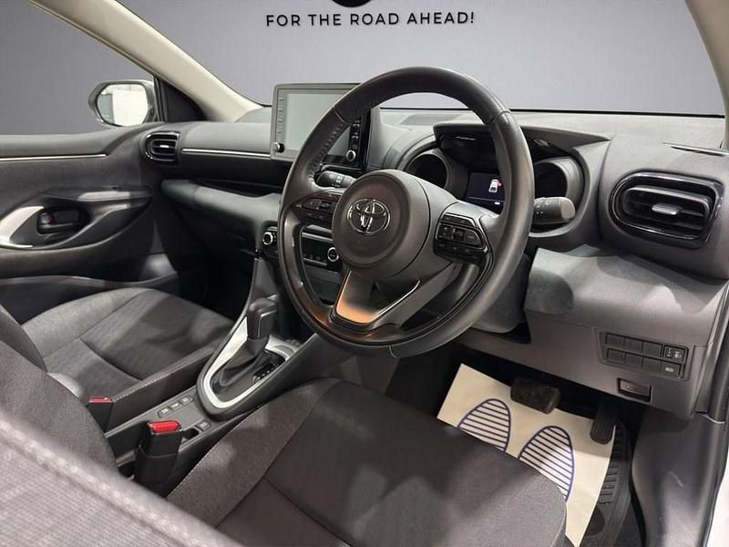 Used Toyota Yaris Hybrid Design 116 HP (85 kW) 2022 White Hatchback