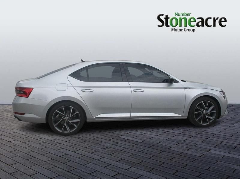 Gebraucht Skoda Superb SportlinePlus 150 PS (110 kW) 2024 Silber Kleinwagen